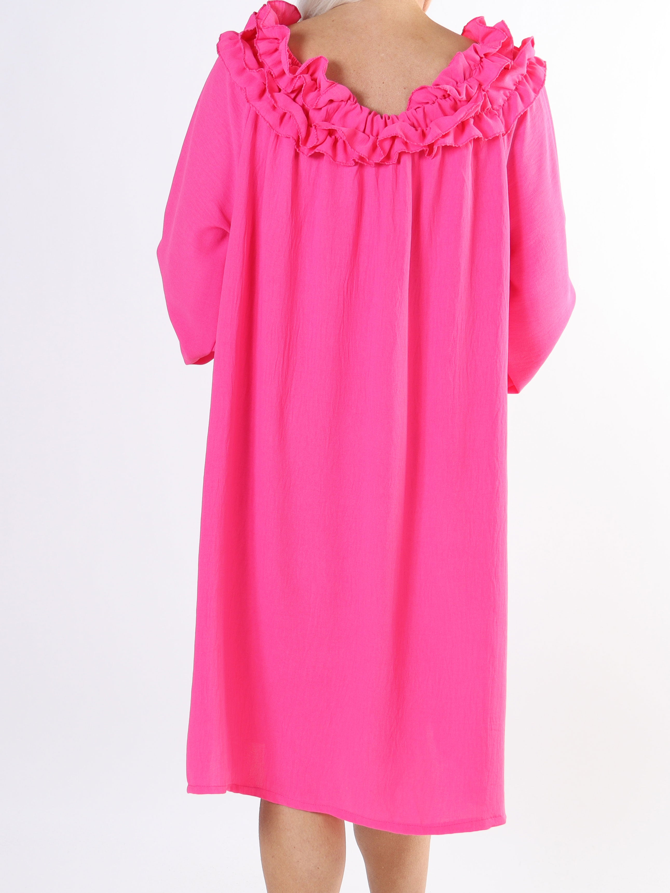 Chili Dress - Plus size kjole med lange ærmer og flæser